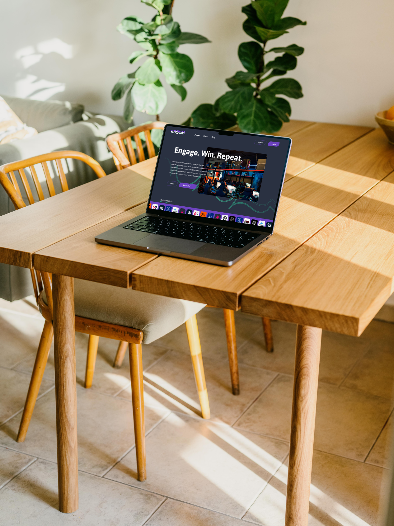 Mockup of website, computer on table